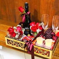 01 Champagner Saint Germain
02 taças
02 arranjos c/ rosas
01 cacho de uva
chocolatinhos
01