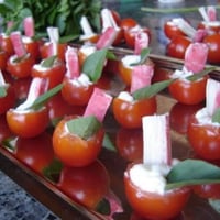 Canapé de Tomate Cereja e Kani