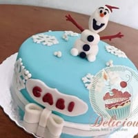 Bolo decorado em pasta americana - tema: Frozen