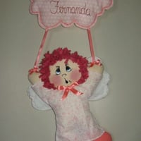 Cheguei para porta do quarto do bebê, com 55 cm de altura, nome escrito com tinta relevo, a cor é a 
