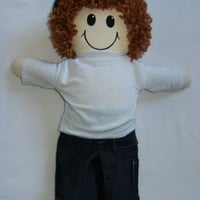 Boneco com 33 cm, toda em tecido, cor da roupa e cabelo a sua escolha, R$ 18,00