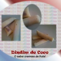 Coco fresco ralado, leite, leite condensado e pedaço de coco.