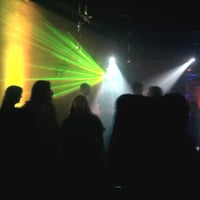 pista de dança lotada, som e luzes bombando !!!