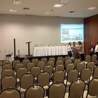 Corporativo com sistema de telão e gravação de palestras simultânea