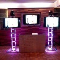 Projeto básico com duas torres de alumínio, duas TV`s 42 LCD LED, sonorização, iluminação e DJ