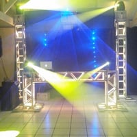 Projeto trave com cortina de led, duas TV`s LCD 42, quatro moving head e cabine de estrutura pro DJ.