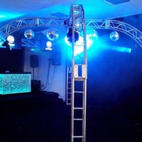 Projeto pista em X com moving head, globos espelhados e cabine do DJ de bolhas que mudar de cor.