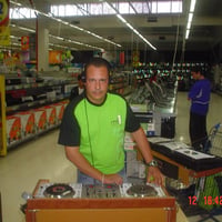 acreditem...é dentro de um hipermercado..comprando e dançando