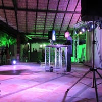 Solução completa para casamento, iluminação decorativa, iluminação de pista e sonorização.