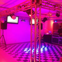 Pista de dança formato quadrado com tvs, muving, parled e lazer 3D
