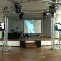Estrutura em X + telao + plasma