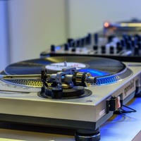 DJ com Vinil