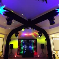 estrutura em X com os cantos curvados e envelopado, cortina de LED