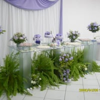 Decoração de casamento com mesas de vidro.