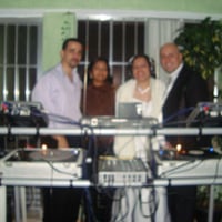 Imagen de noivos satisfeitos com trabalho do Dj