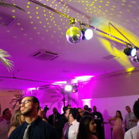 Boate com Dj's tocando ao vivo