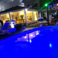 Iluminação fluorescente especial para piscinas