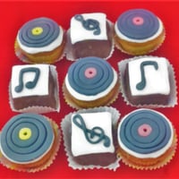 Cup Cake Música (cup cake de baunilha, recheado de doce de leite coberto com pasta americana)