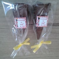 Cone de biscoito doce, coberto com chocolate e recheado de trufa (no sabor que você escolher).