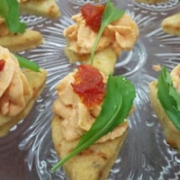 Canapé de tomates seco e rúcula
