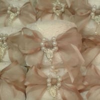bem casado de renda e fita de organza com terço