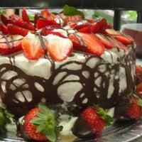 bolo de chocolate com morango