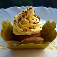 Bombom de chocolate ao leite com recheio meio amargo e ganache de maracujá