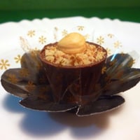Copinho de chocolate com ganache de doce de leite e avelãs tostadas