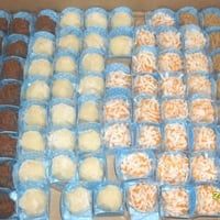 Doces de maracujá com coco e variedades.