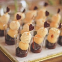 Brigadeiros no espetinhos e copinhos.
