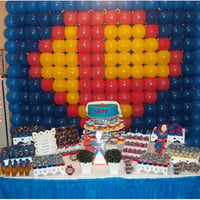 Tela de balões, bolo fake, copinhos de chocolate docinhos decorados e garrafinhas personalizadas