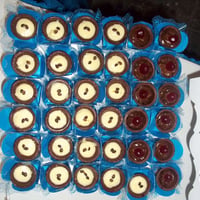 copinhos de chocolate: recheio de mousse de maracujá e brigadeiro com cereja.