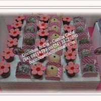 Copinhos de chocolate e docinhos de 15g