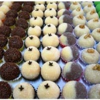 Faço copinhos de choc. recheados c/ doce de leite, cocada, canudinhos recheados e etc.