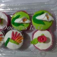 Mini Cupcakes recheados e confeitados em 3D - Flôres.