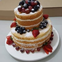 Naked Cake de 2 andares, com massa de baunilha, com 2 camadas de recheios a escolher, confeitado com