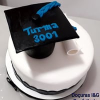 Bolo para Formatura, massa de baunilha, chocolate ou red velvet ou colorida, 2 camadas de recheio a
