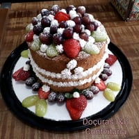 Naked Cake de massa de baunilha, com 2 camadas de recheios a escolher, confeitado com morangos, uvas