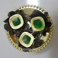 Bombons de Chocolate ao Leite ou Meio Amargo, recheados e decorados com pó comestível dourado e jóia
