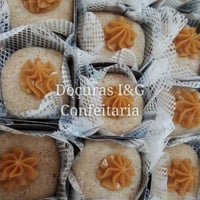 Brigadeiros Gourmets Churros, recheados e confeitados com doce de leite.
