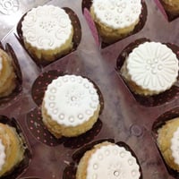 Mini Naked Cake, recheado e coberto com uma fina camada de pasta americana esculpida.