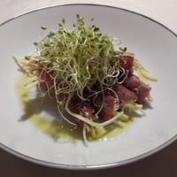 Rolinhos de Carpaccio com Salada de Brotos.