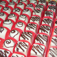 Bombons Pequenos e Quadradinhos de Chocolate branco.