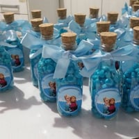 Garrafinha personalizada com o tema desejado pelo cliente em 3D R$: 2.60 a unidade vazia.