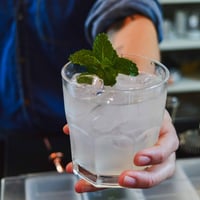 Um moscow mule quase tradicional. Difícil saber até qual é mais gostoso!