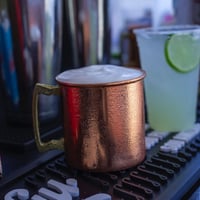 Moscow Mule brasileiro, com a espuma de gengibre mais gostosa que você vai tomar!