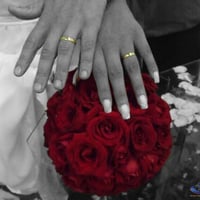 Efeito só alianças e bouquet colorido