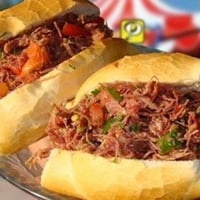 Mini lanches de carne louca