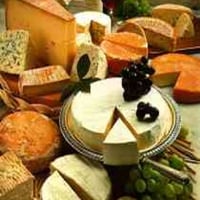 mesa de queijos e vinhos