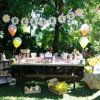 Decoração de Festa utilizando Gás Hélio, arco de balões, enfeite nas colunas com balões e malha tens